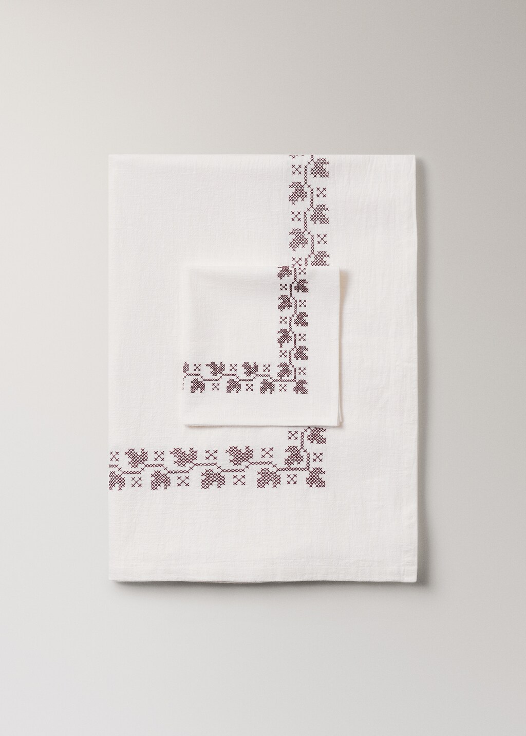 Ramie cotton tablecloth with embroidered details for to diners