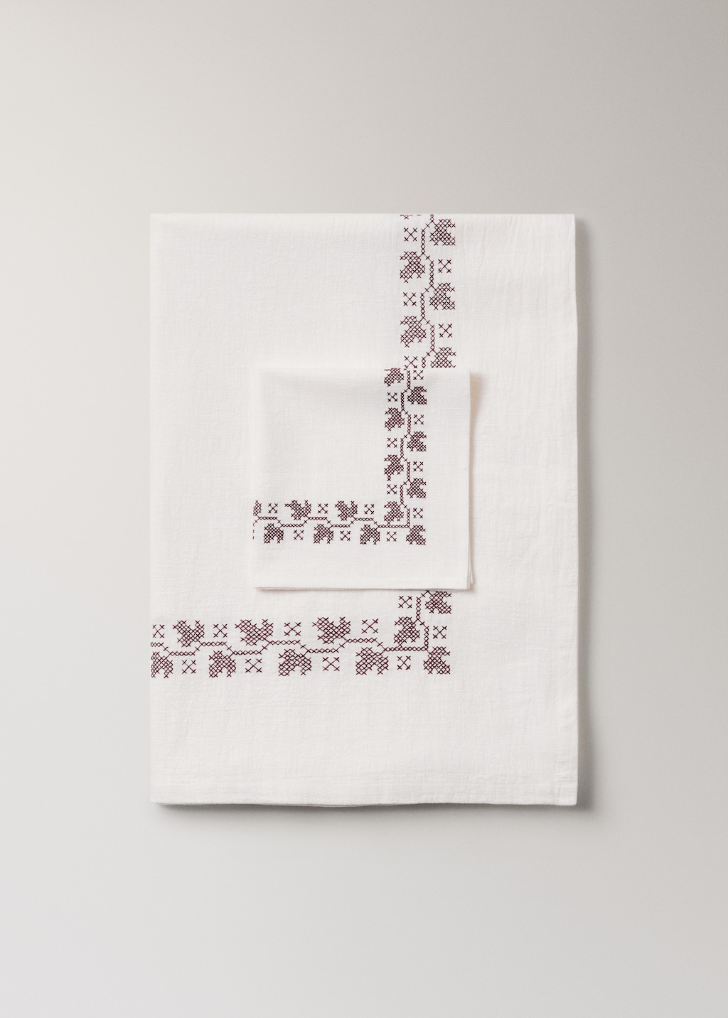 Ramie cotton tablecloth with embroidered details for to diners