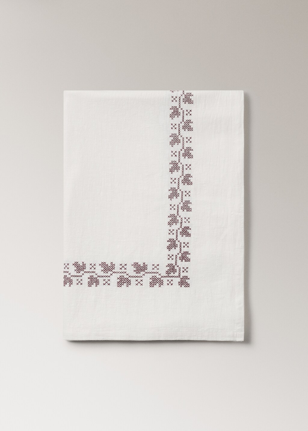 Ramie cotton tablecloth with embroidered details for to diners