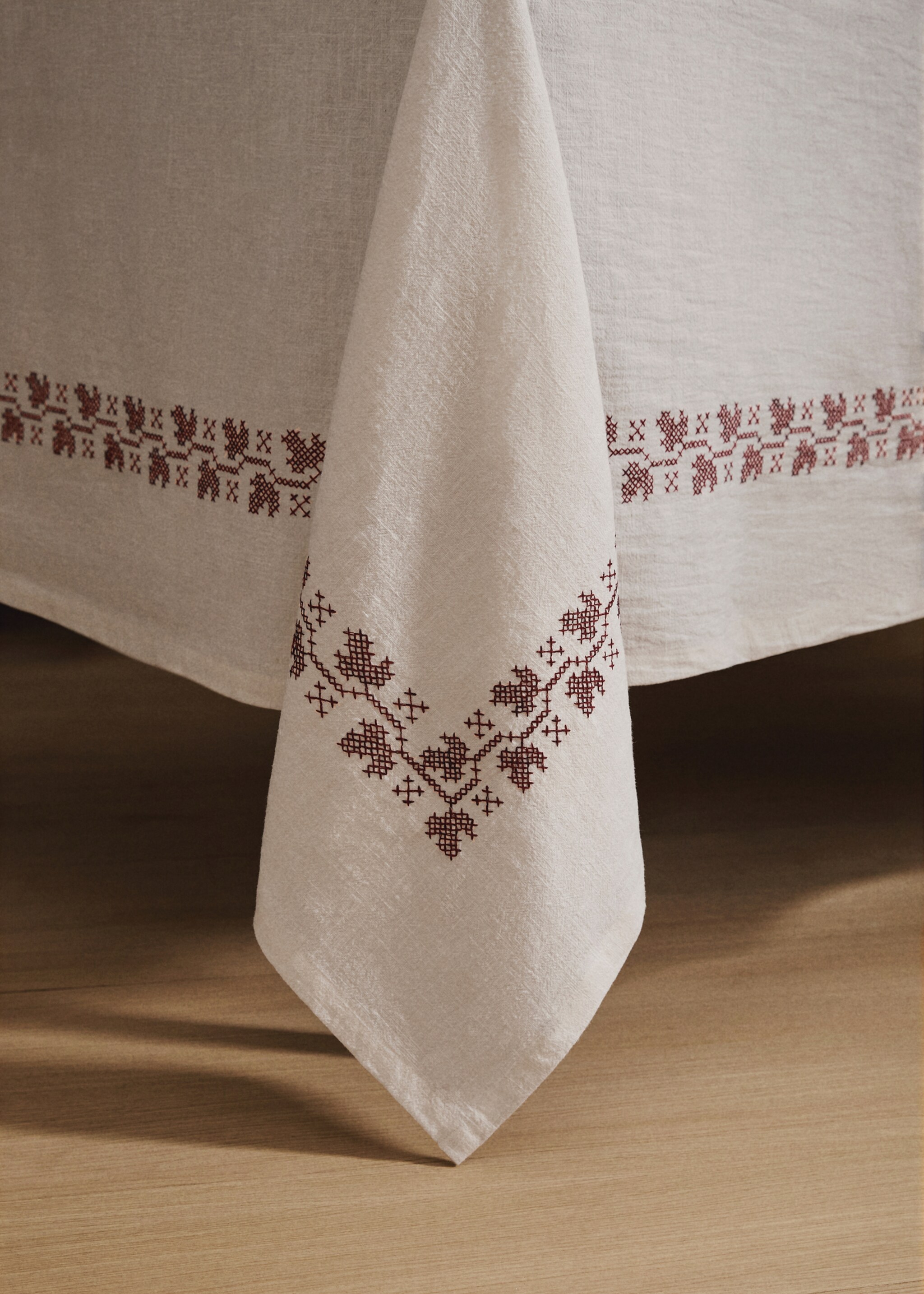 Ramie cotton tablecloth with embroidered details for 8 to 10 diners - Details of the article 8, White. Ref: 17017784-00.