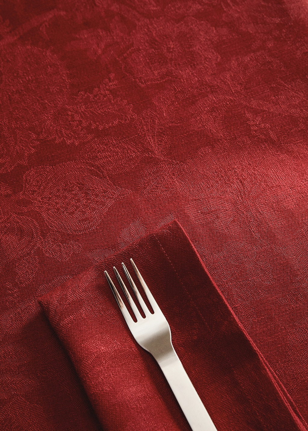 Jacquard linen floral-print tablecloth for 6 to 8 diners