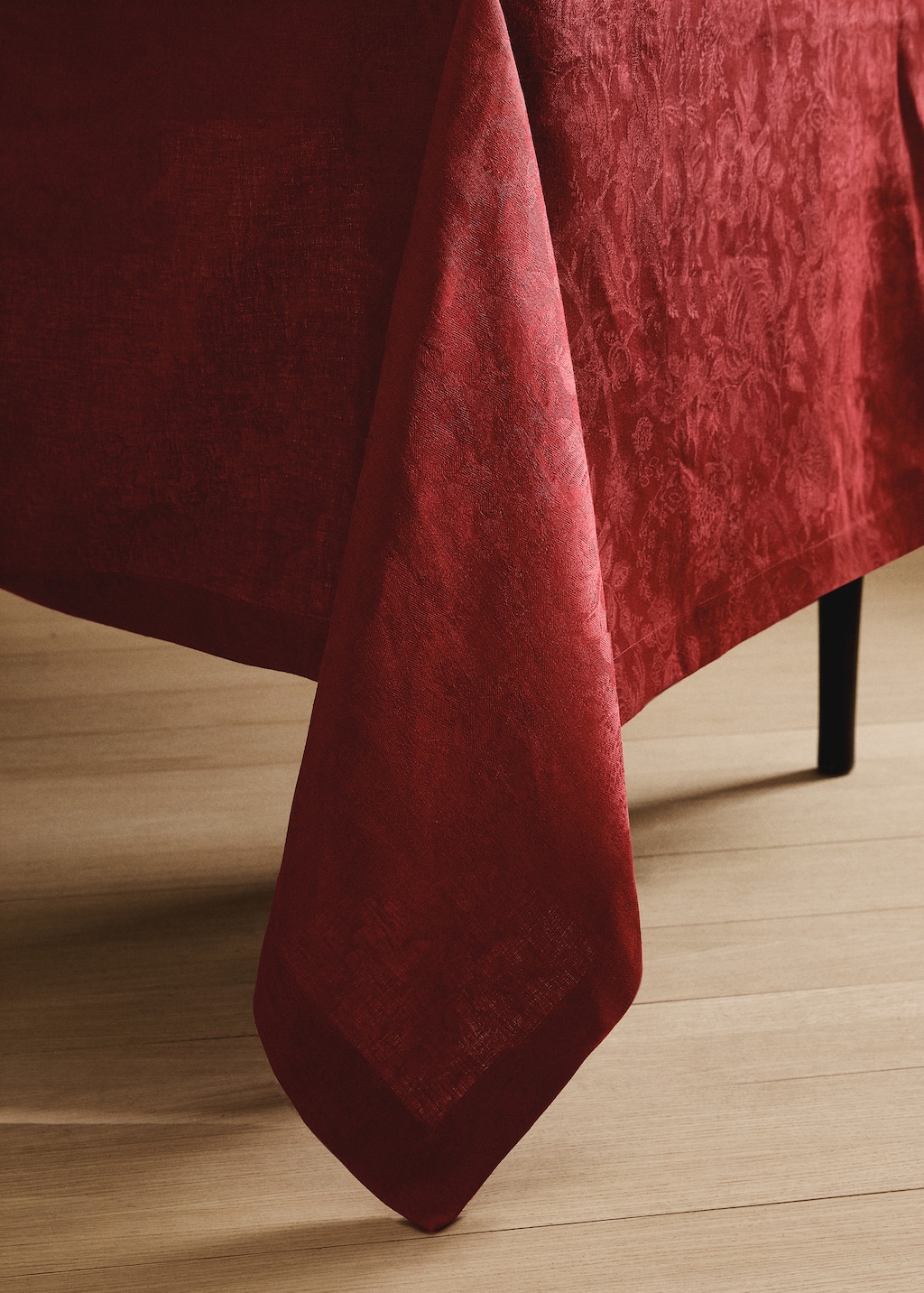 Jacquard linen floral-print tablecloth for 6 to 8 diners