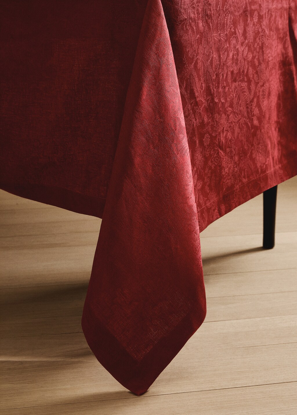 Jacquard linen floral-print tablecloth for 8 to 10 diners