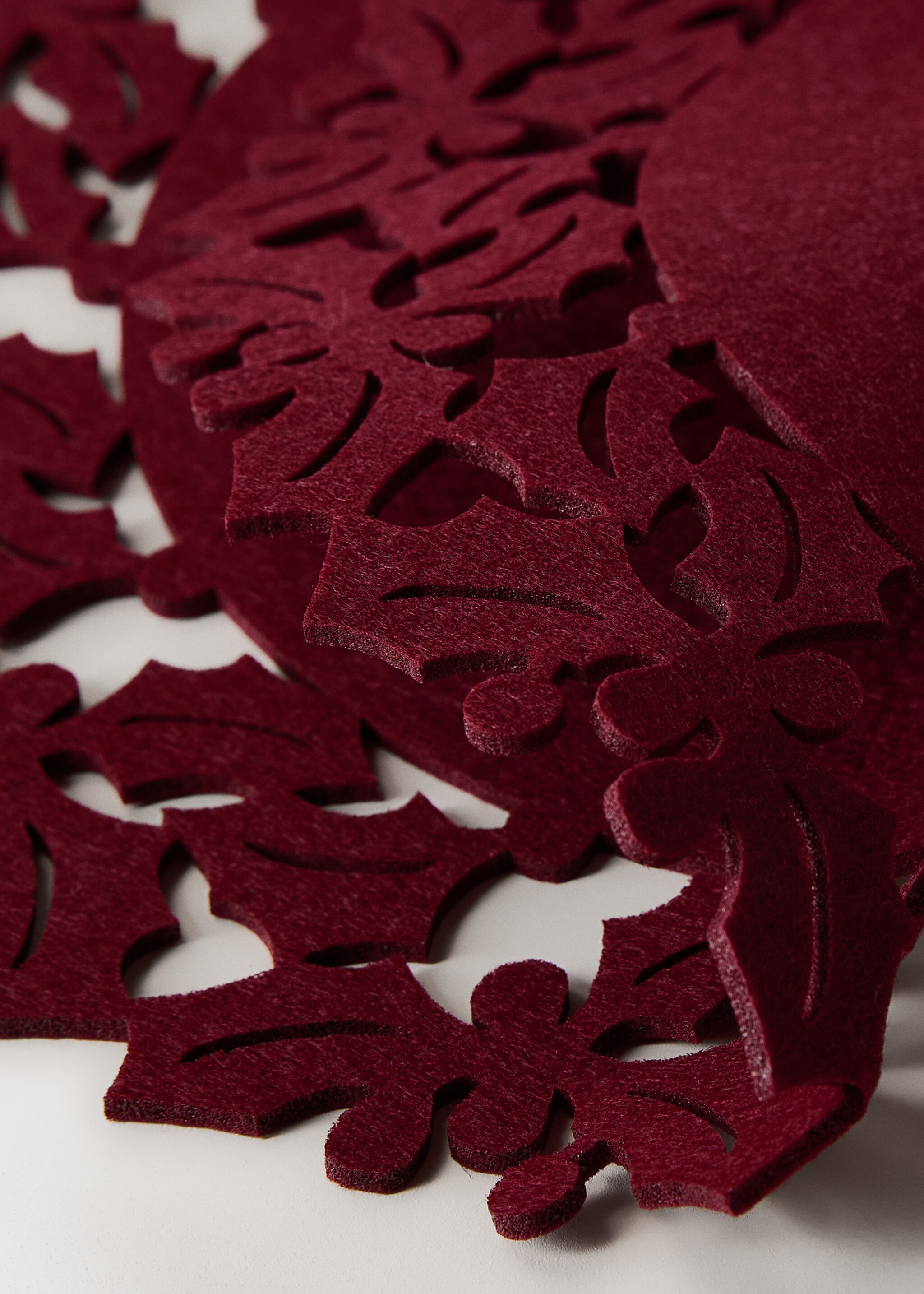 Holly felt placemat - Details of the article 2, Red. Ref: 17017788-00.