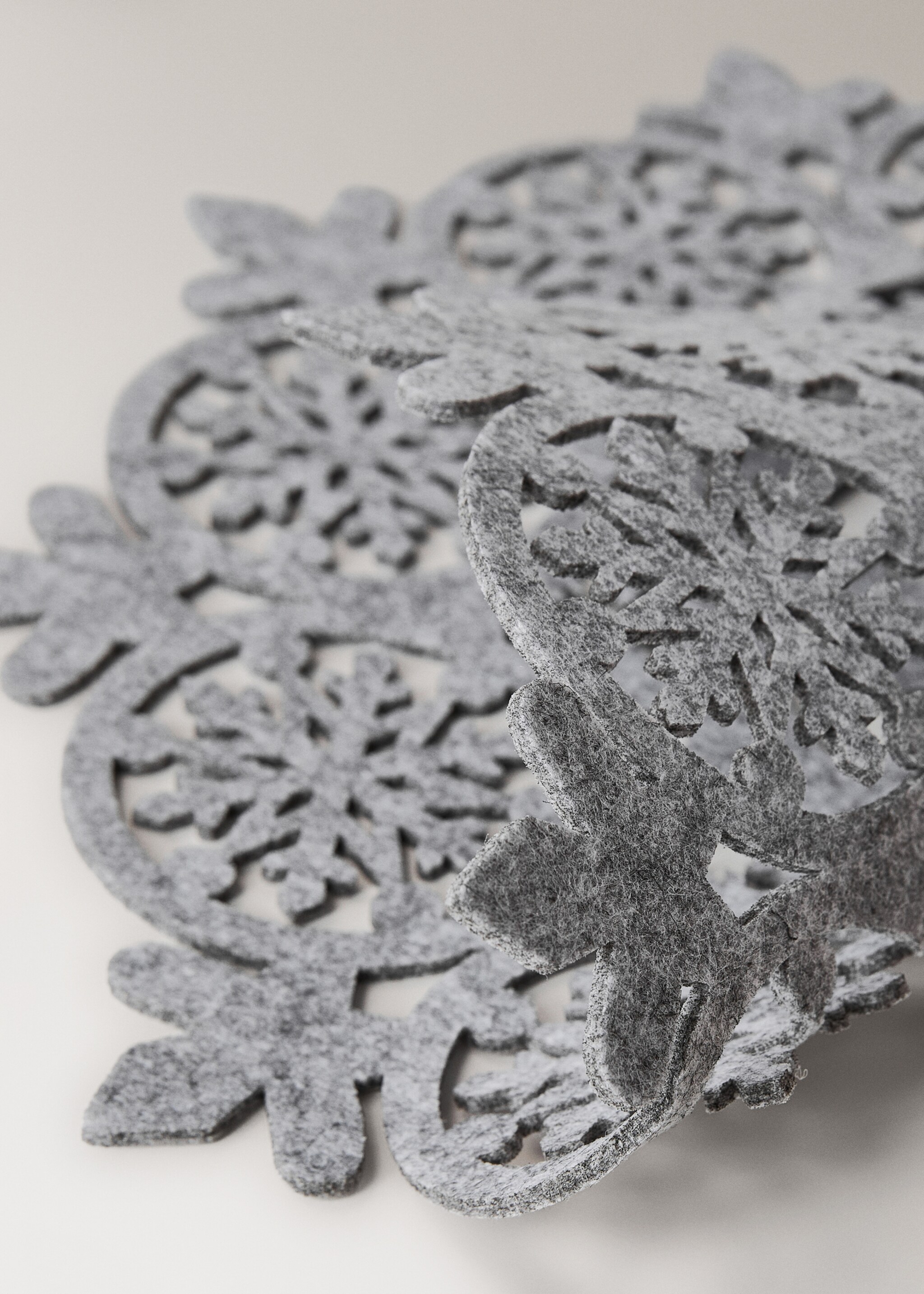 Felt snowflake placemat - Details of the article 1, Grey. Ref: 17017789-00.