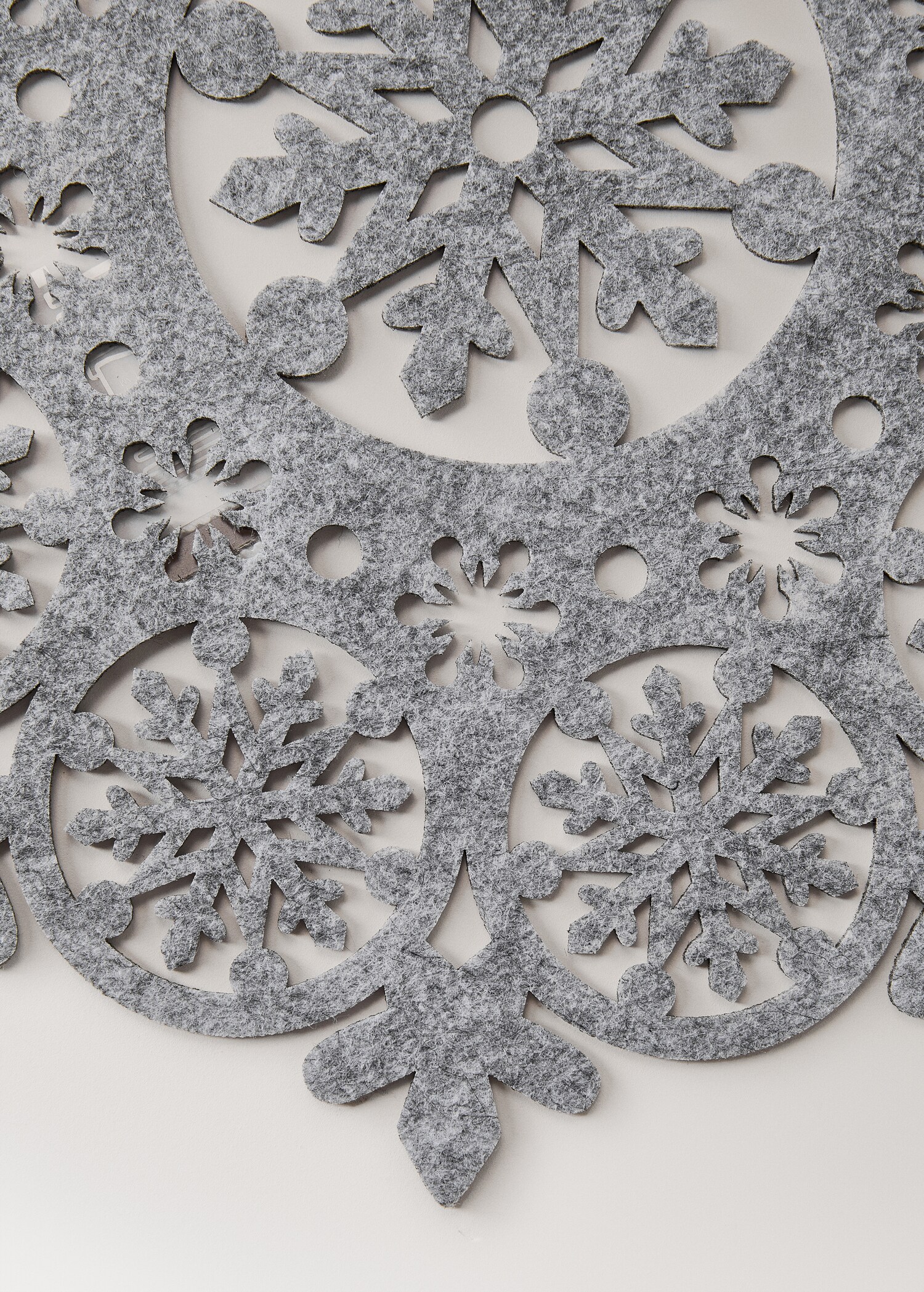 Felt snowflake placemat - Details of the article 2