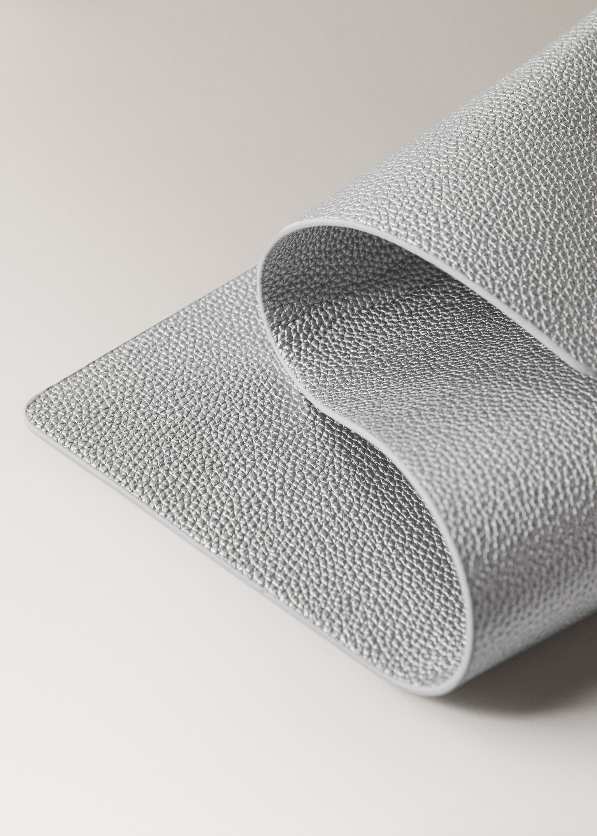 Metallic faux-leather rectangular placemats - Details of the article 1, Silver. Ref: 17017794-00.