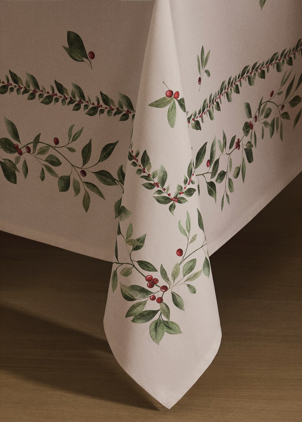 Holly-print cotton tablecloth for 6 to 8 diners