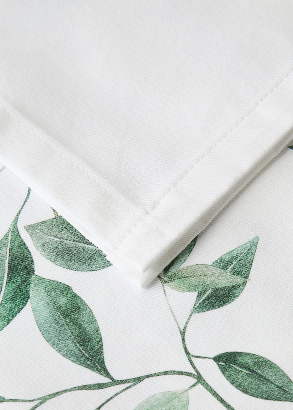 Holly-print cotton tablecloth for 8 to 10 diners