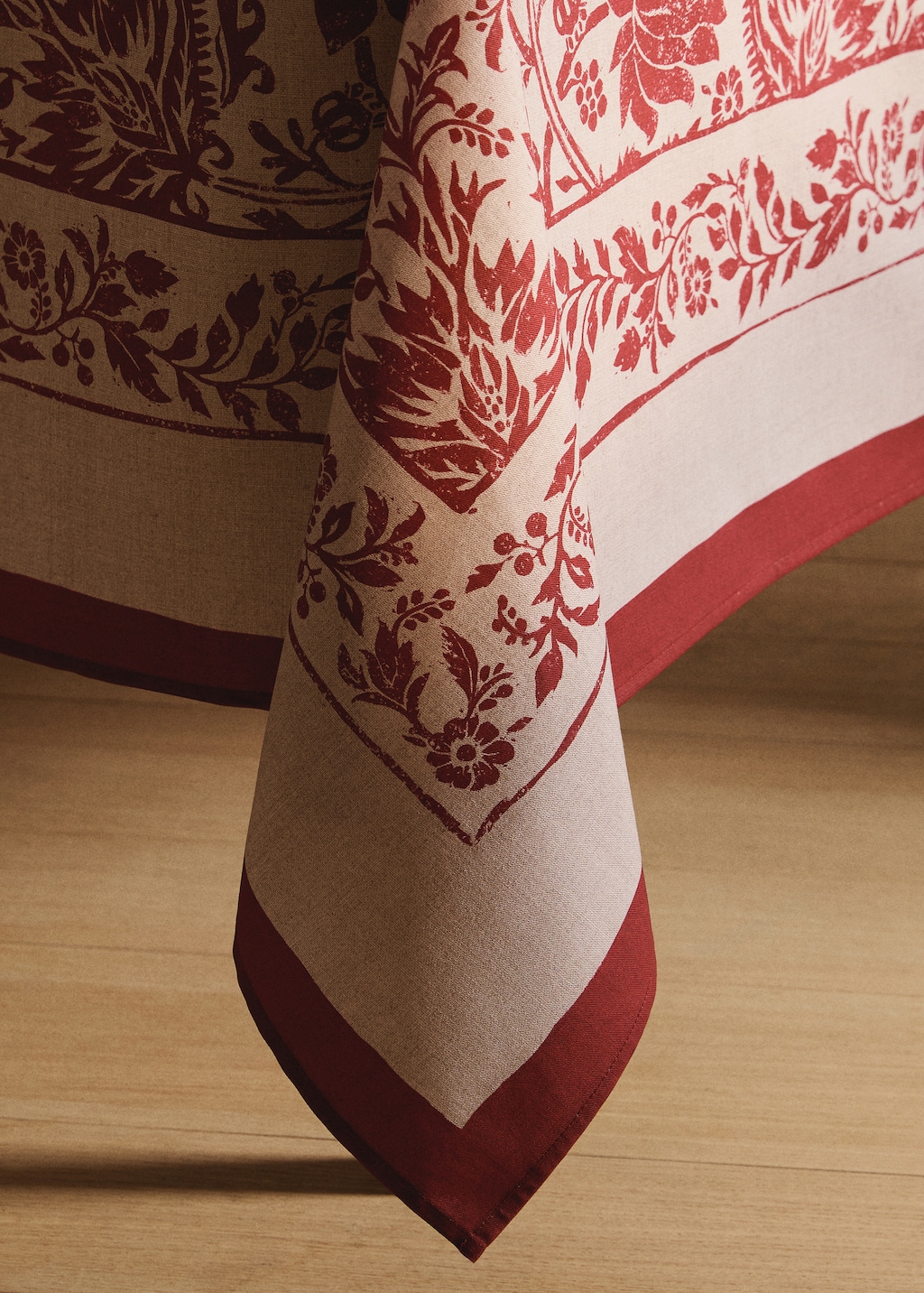 Cotton twill tablecloth for 6 to 8 diners