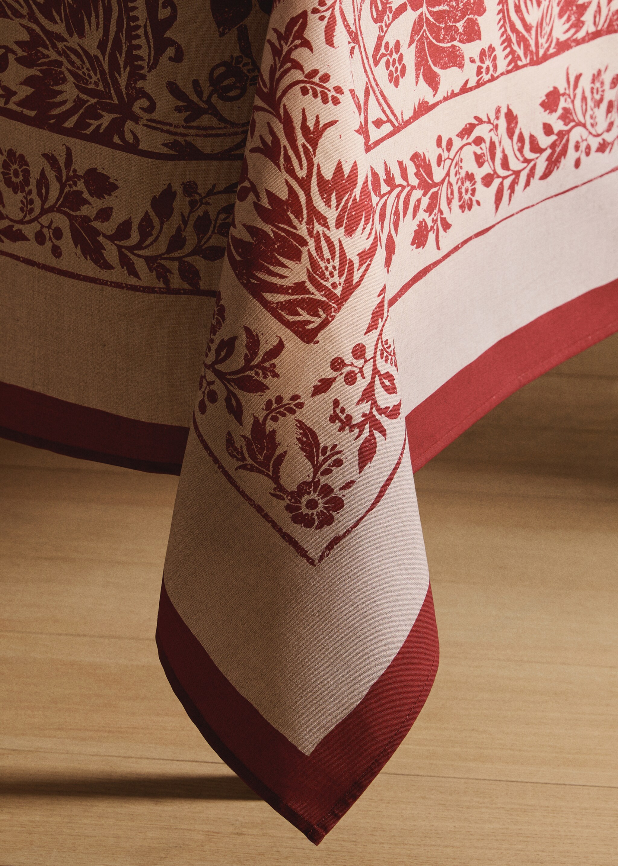 Tischdecke aus Baumwoll-Satin für 6 bis 8 Personen - Detail des Artikels 8, Rot. Ref: 17017799-00.