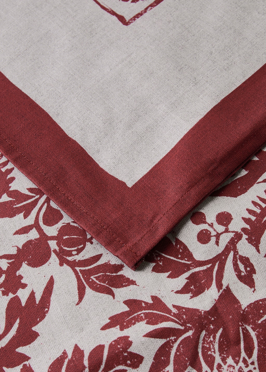 Cotton twill tablecloth for 8 to 10 diners