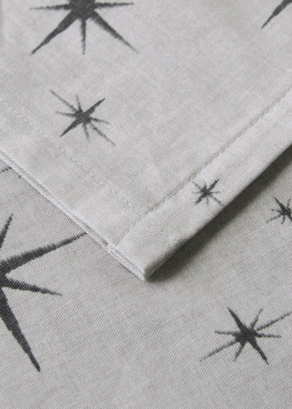 Cotton tablecloth with star pattern for 2 to 4 diners
