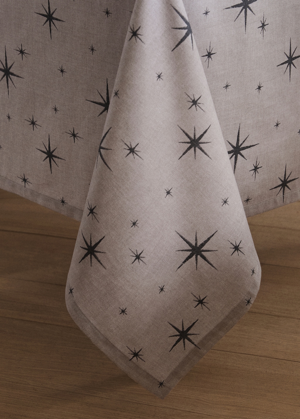 Cotton tablecloth with star pattern for 2 to 4 diners