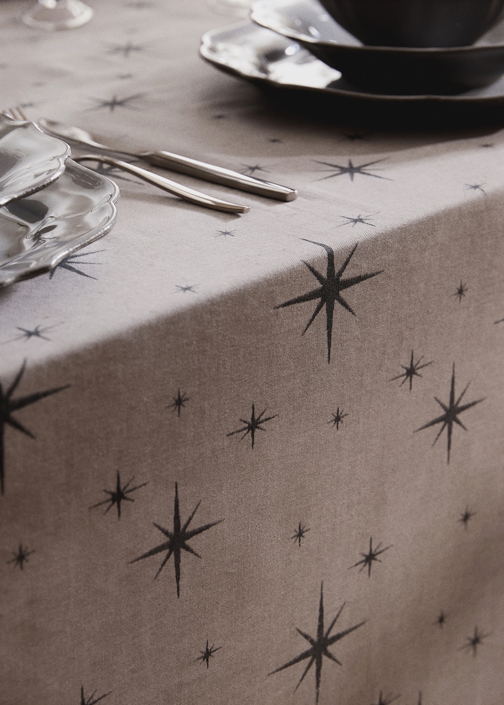 Cotton tablecloth with star pattern for 6 to 8 diners