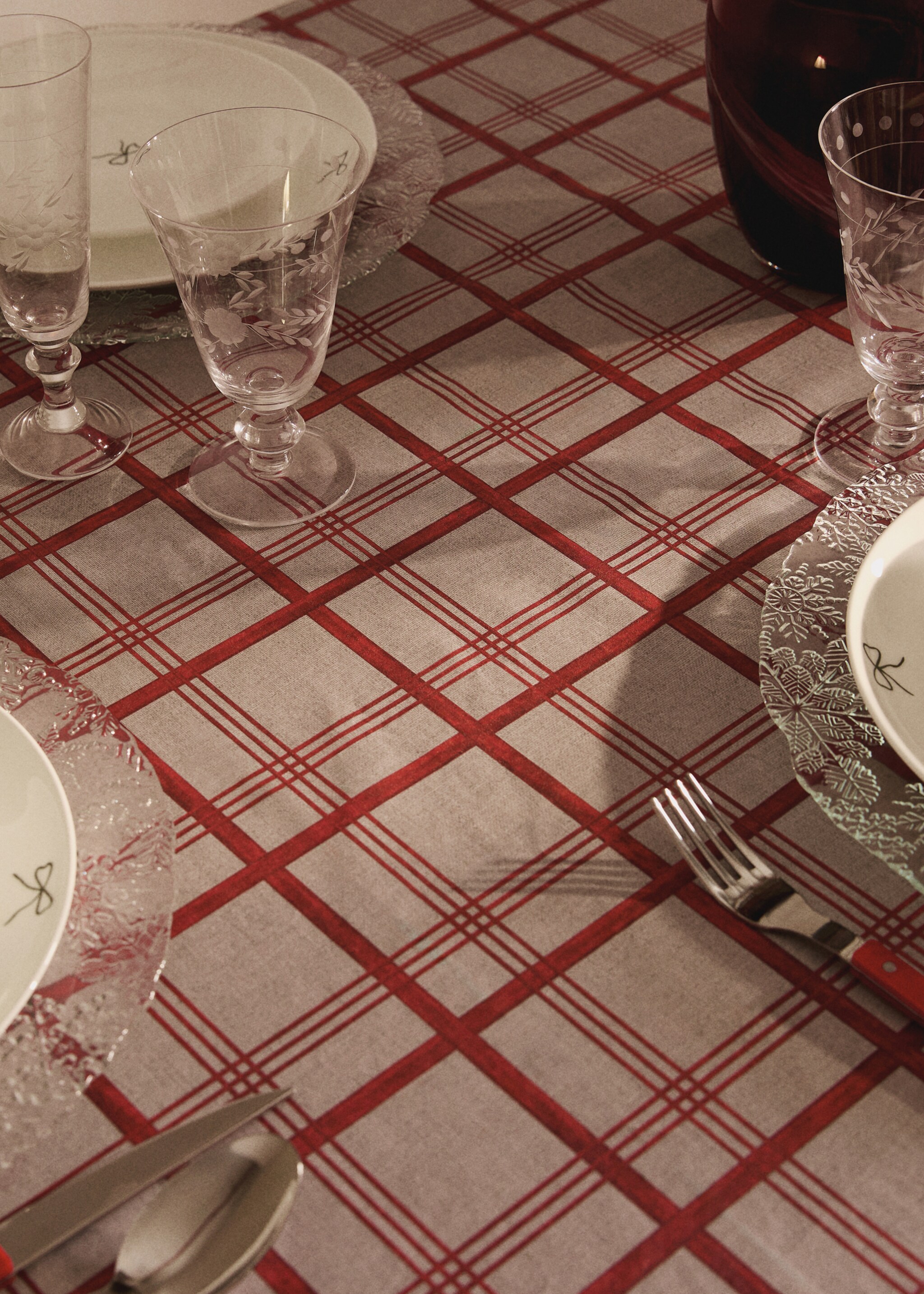 Resin-coated striped tablecloth for 6 to 8 diners - Details of the article 7, Red. Ref: 17017805-00.