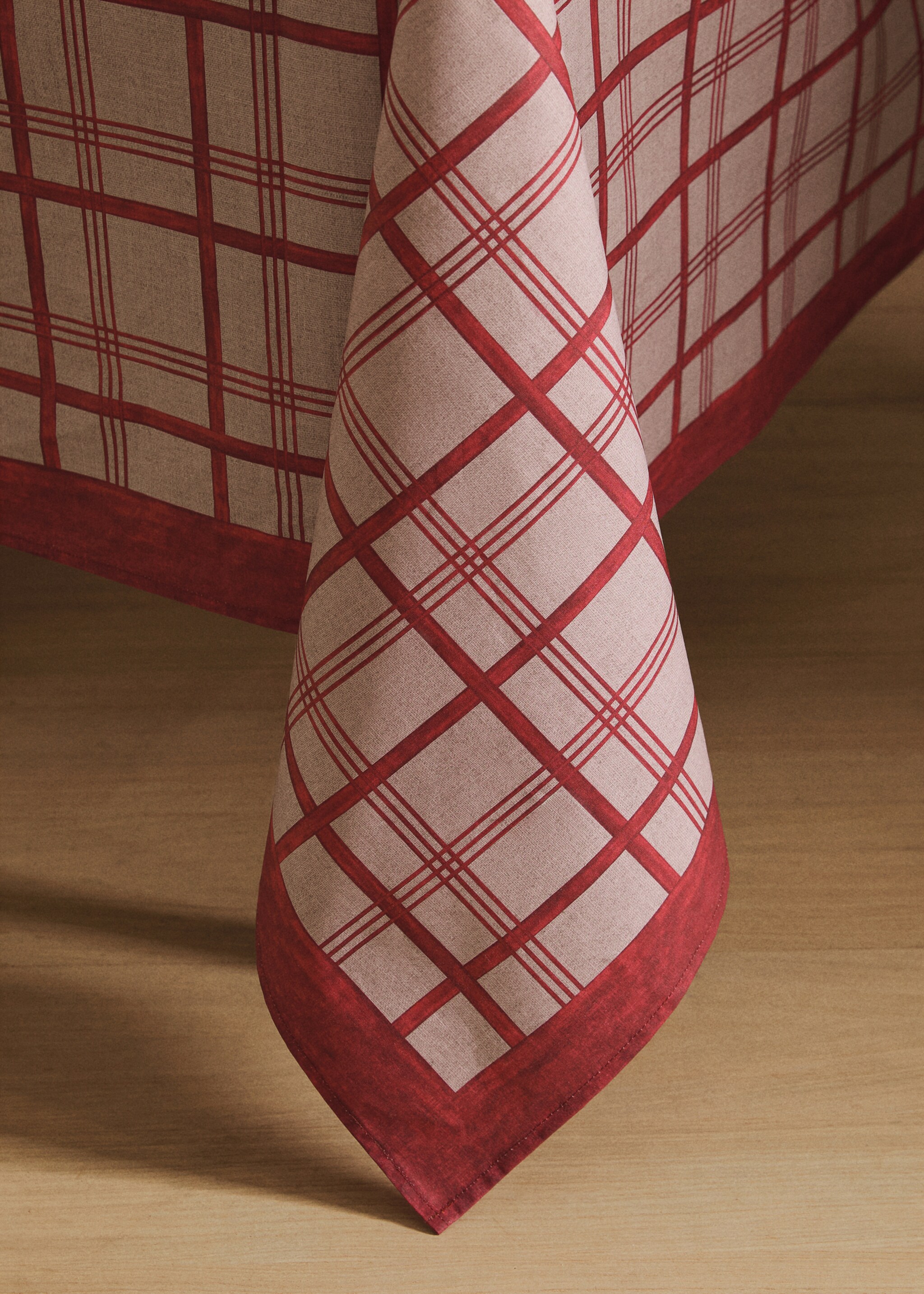 Resin-coated striped tablecloth for 6 to 8 diners - Details of the article 8, Red. Ref: 17017805-00.