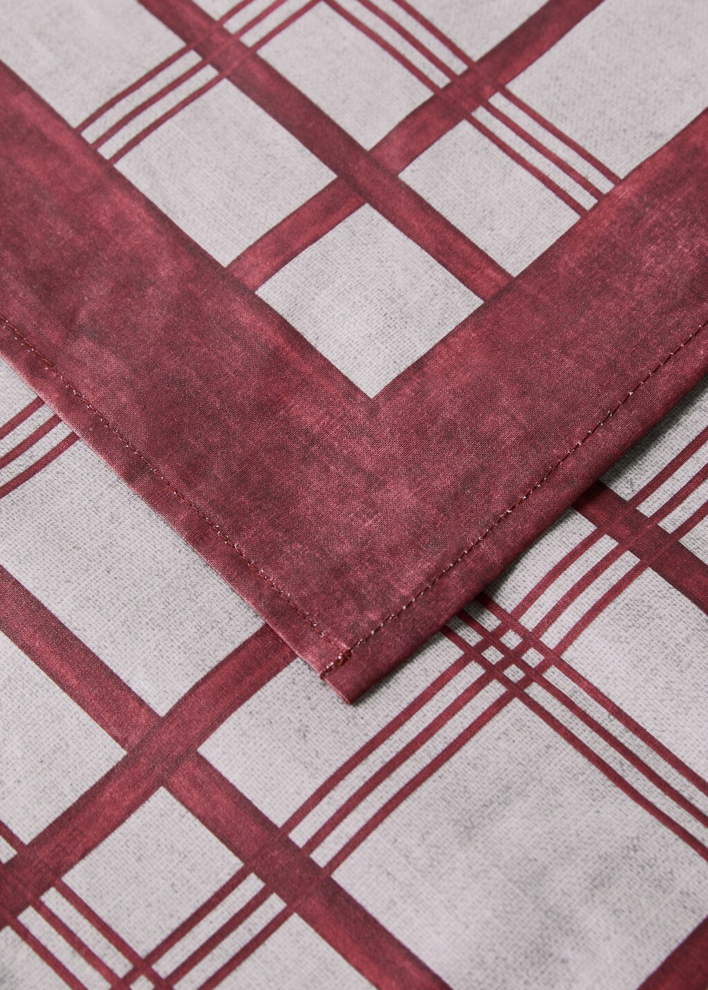 Resin-coated striped tablecloth for 8 to 10 diners