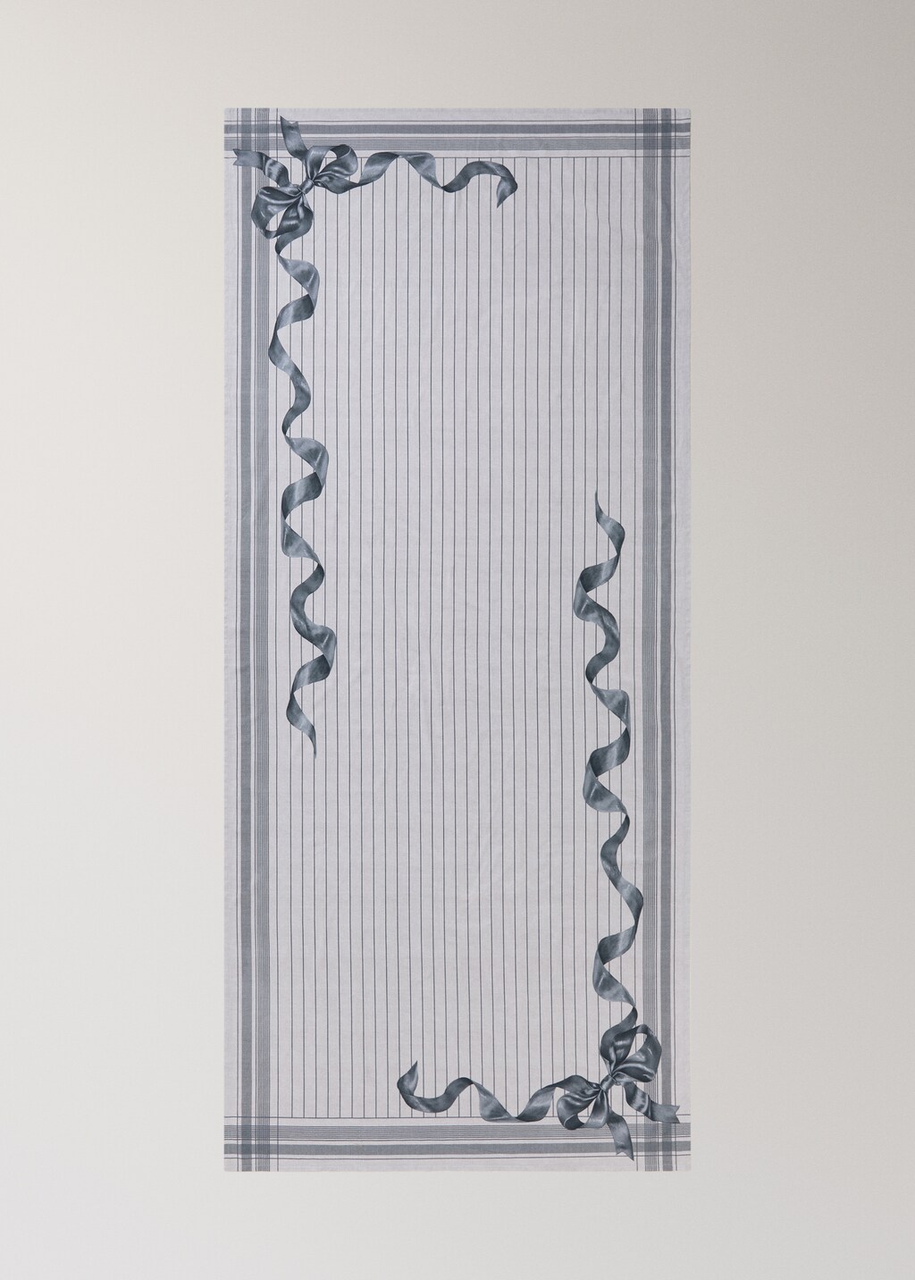 Cotton tablecloth with bow pattern for 6 to 8 diners