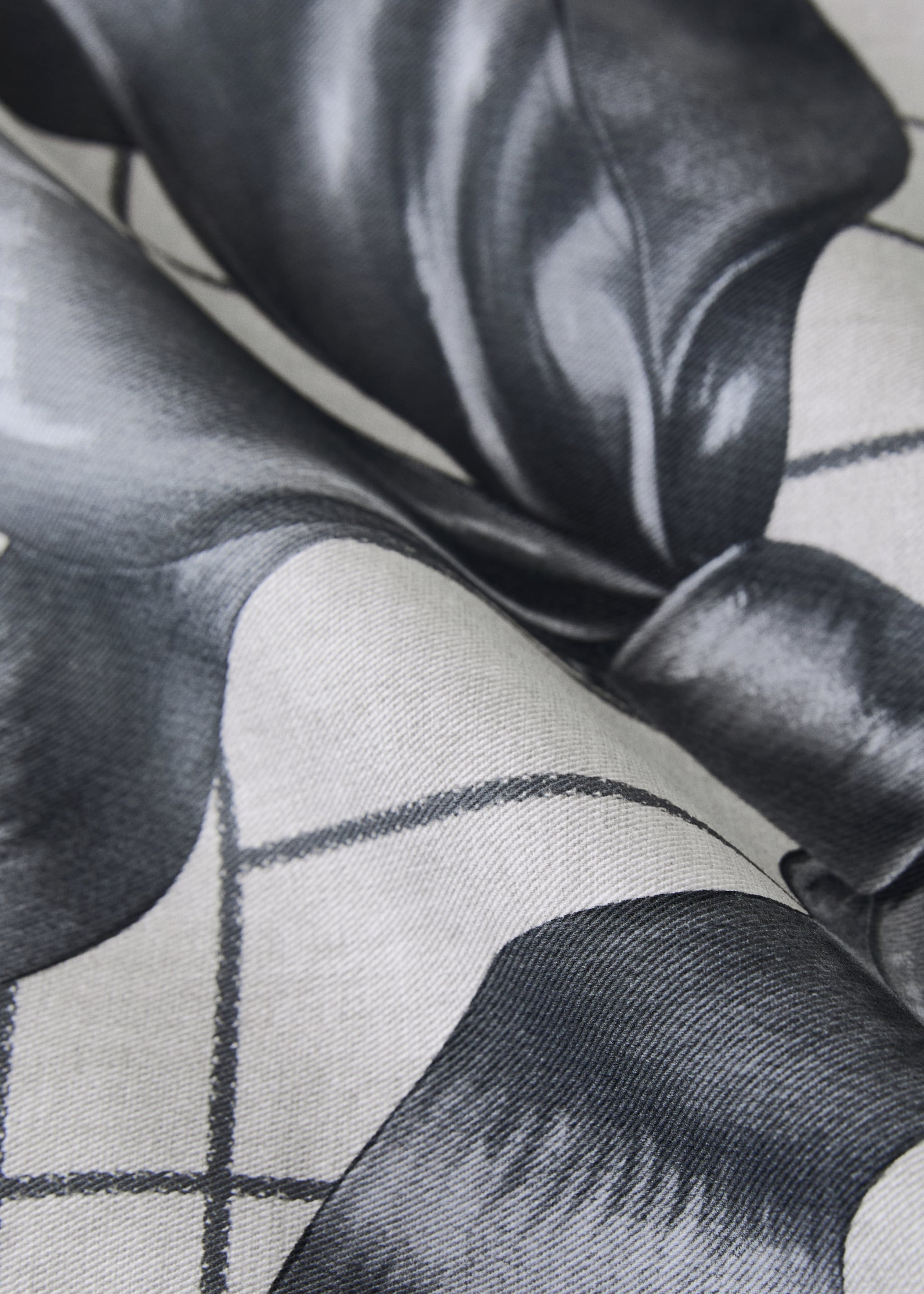 Cotton tablecloth with bow pattern for 6 to 8 diners - Details of the article 2, Ecru. Ref: 17017807-00.