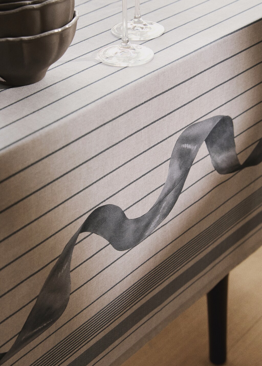 Cotton tablecloth with bow pattern for 6 to 8 diners