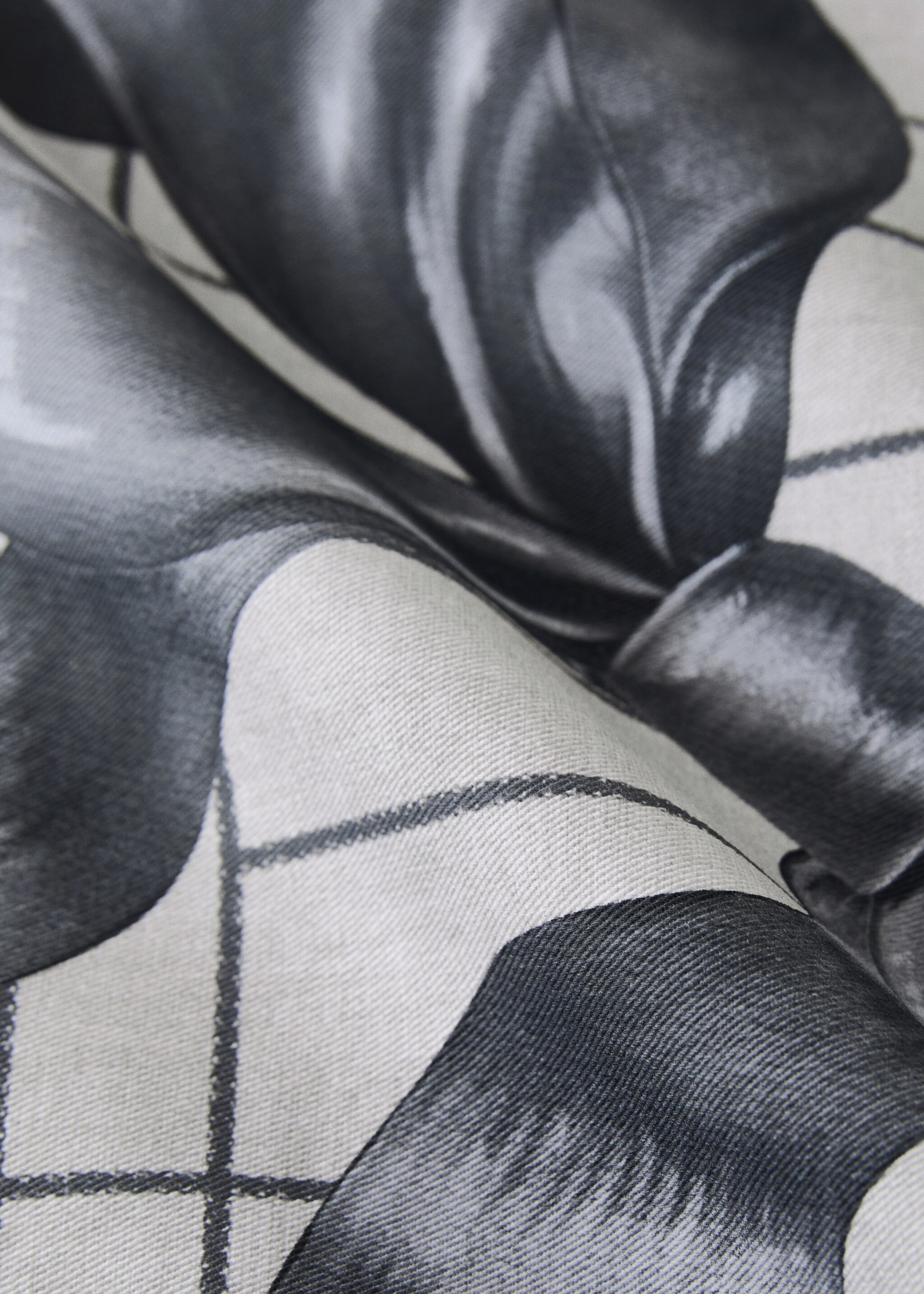 Cotton tablecloth with bow pattern for 8 to 10 diners - Details of the article 2, Ecru. Ref: 17017808-00.