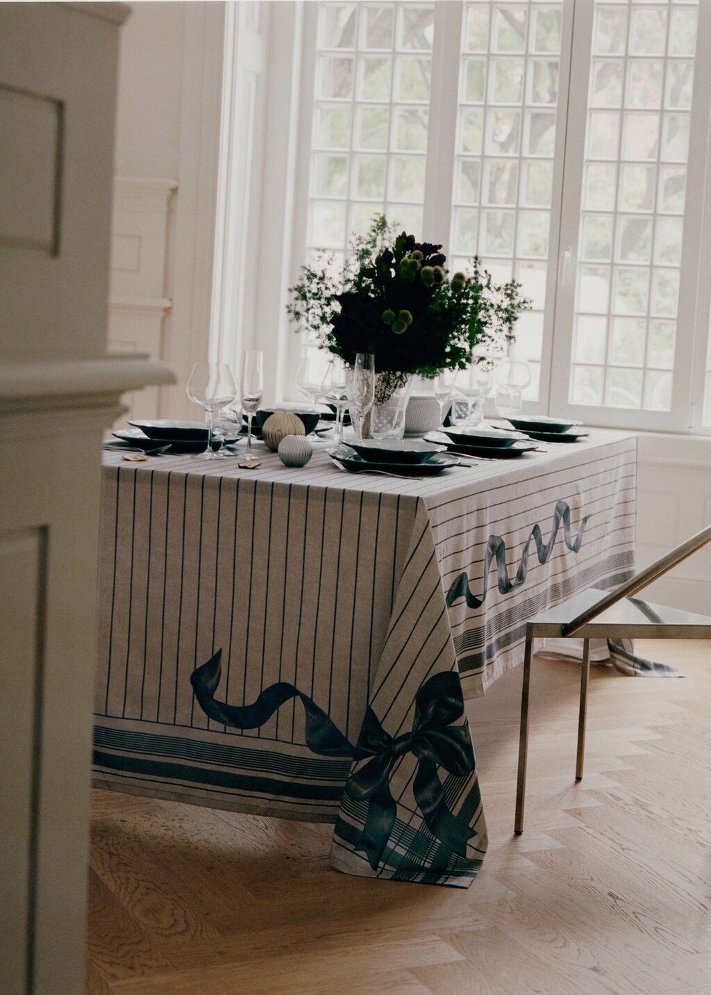 Cotton tablecloth with bow pattern for 8 to 10 diners