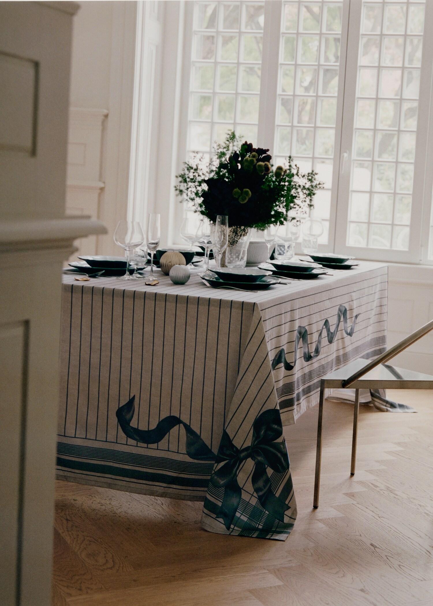 Cotton tablecloth with bow pattern for 8 to 10 diners - Details of the article 6