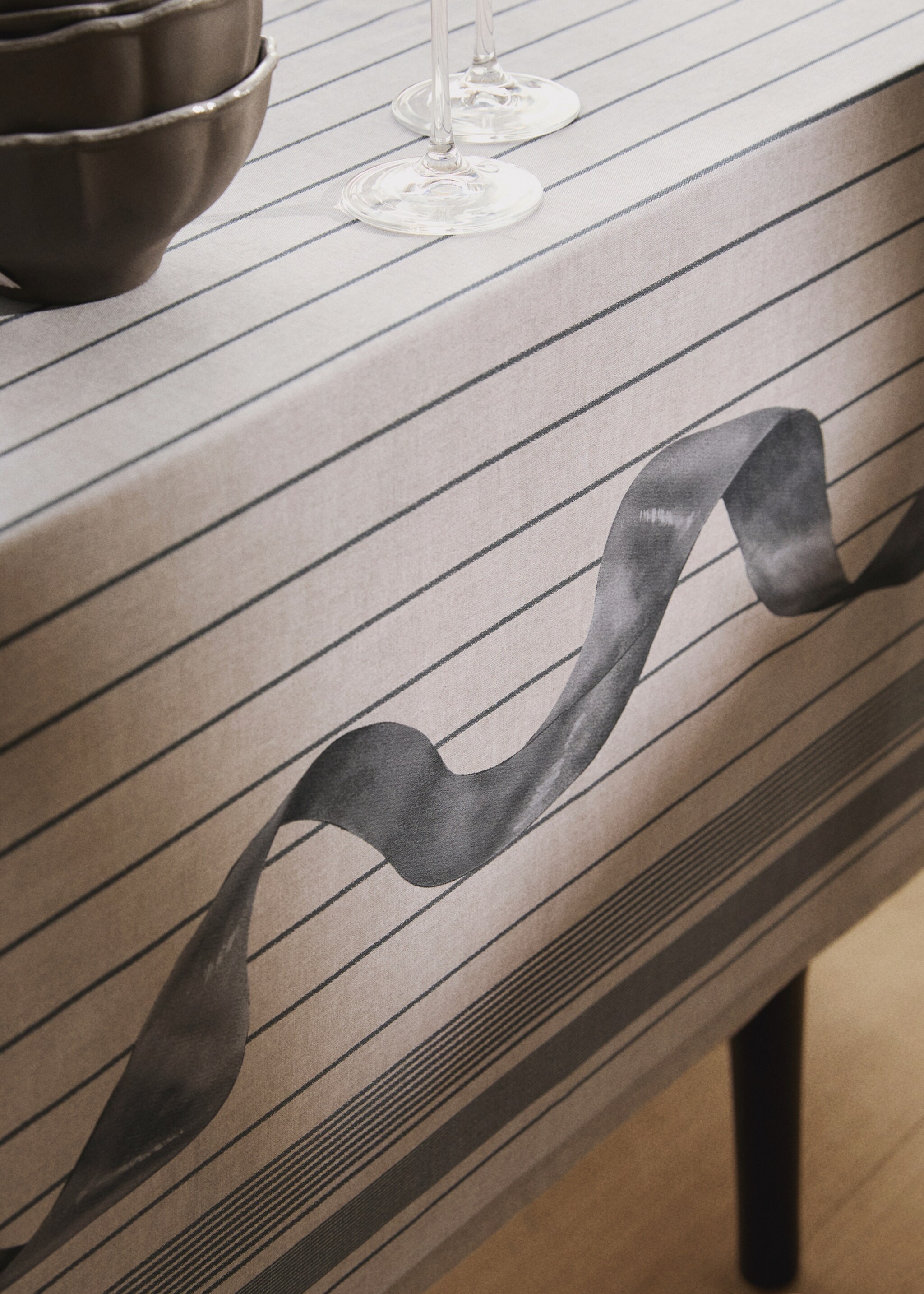 Cotton tablecloth with bow pattern for 8 to 10 diners - Details of the article 7, Ecru. Ref: 17017808-00.