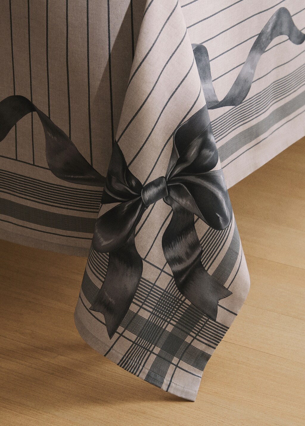 Cotton tablecloth with bow pattern for 8 to 10 diners