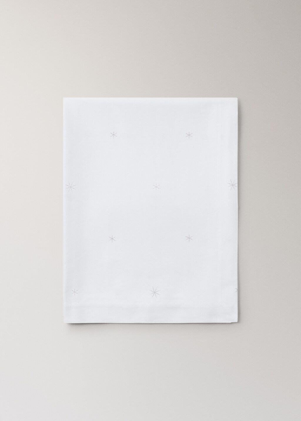 100% cotton tablecloth with embroidered star details for 2 to 4 diners