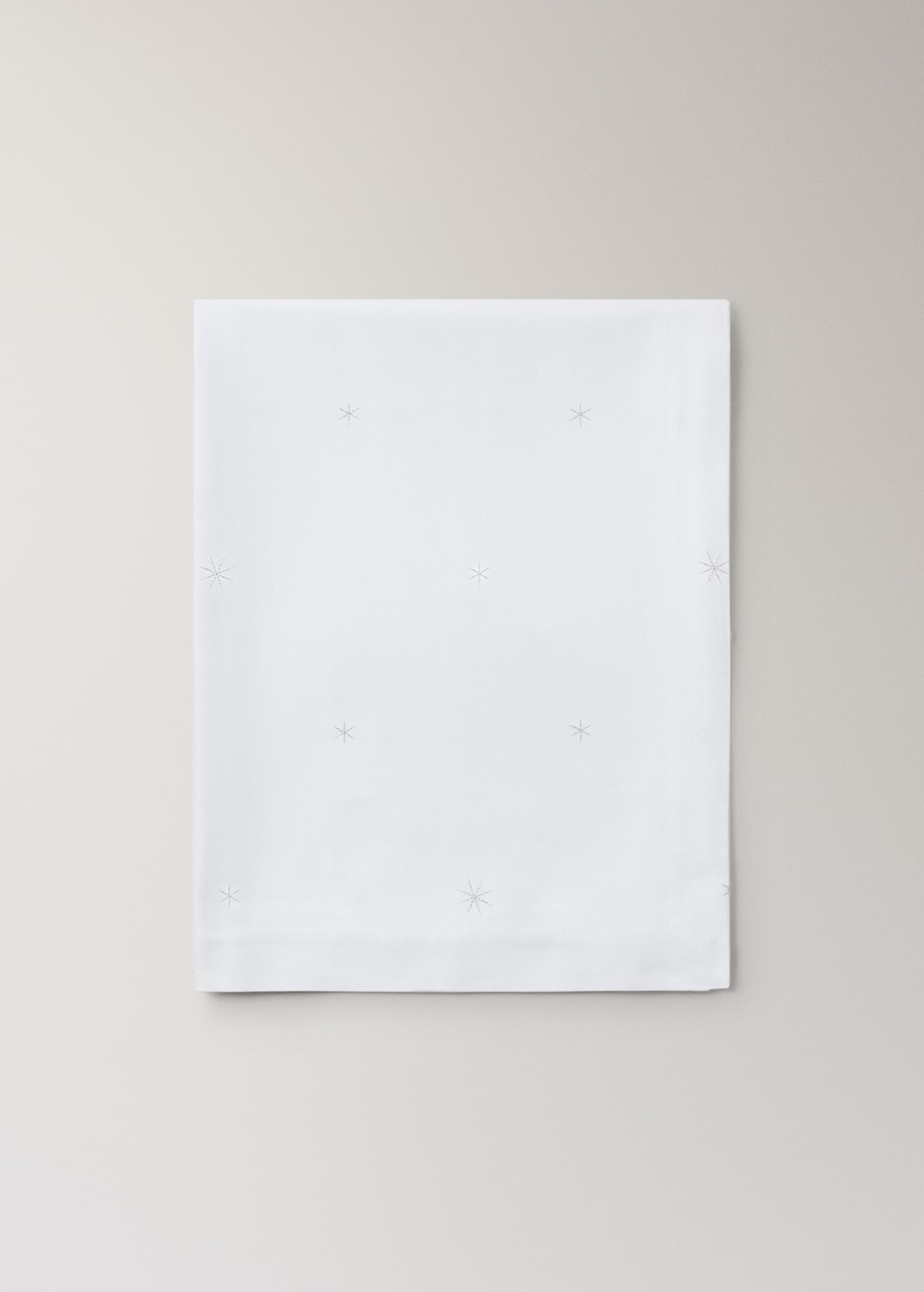 100% cotton tablecloth with embroidered star details for 2 to 4 diners