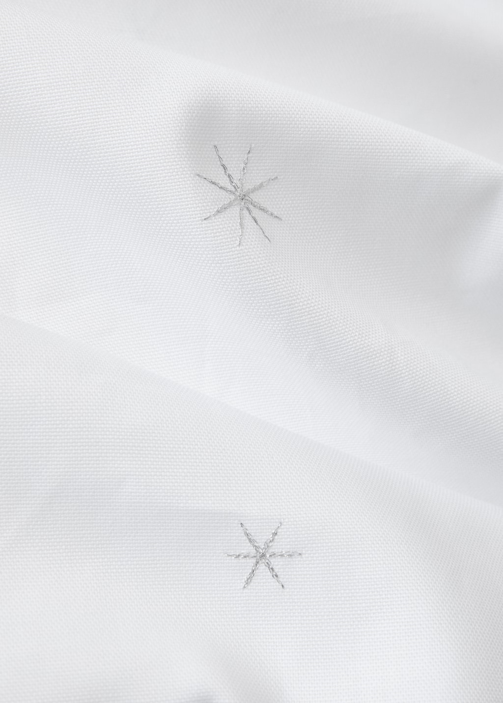 100% cotton tablecloth with embroidered star details for 2 to 4 diners