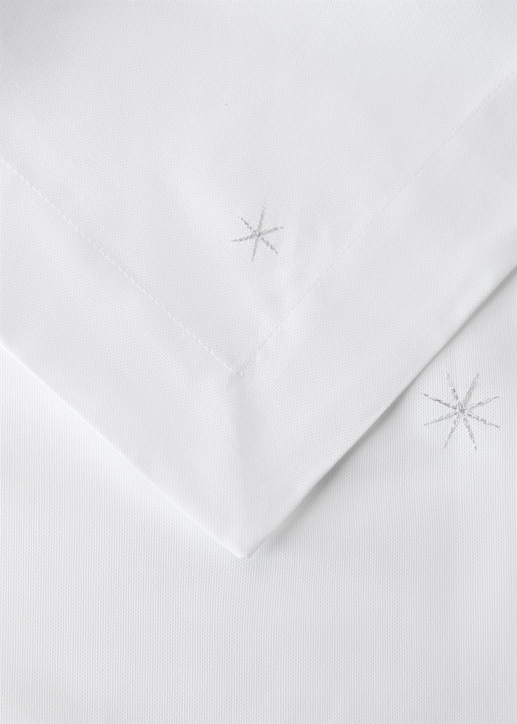 100% cotton tablecloth with embroidered star details for 6 to 8 diners