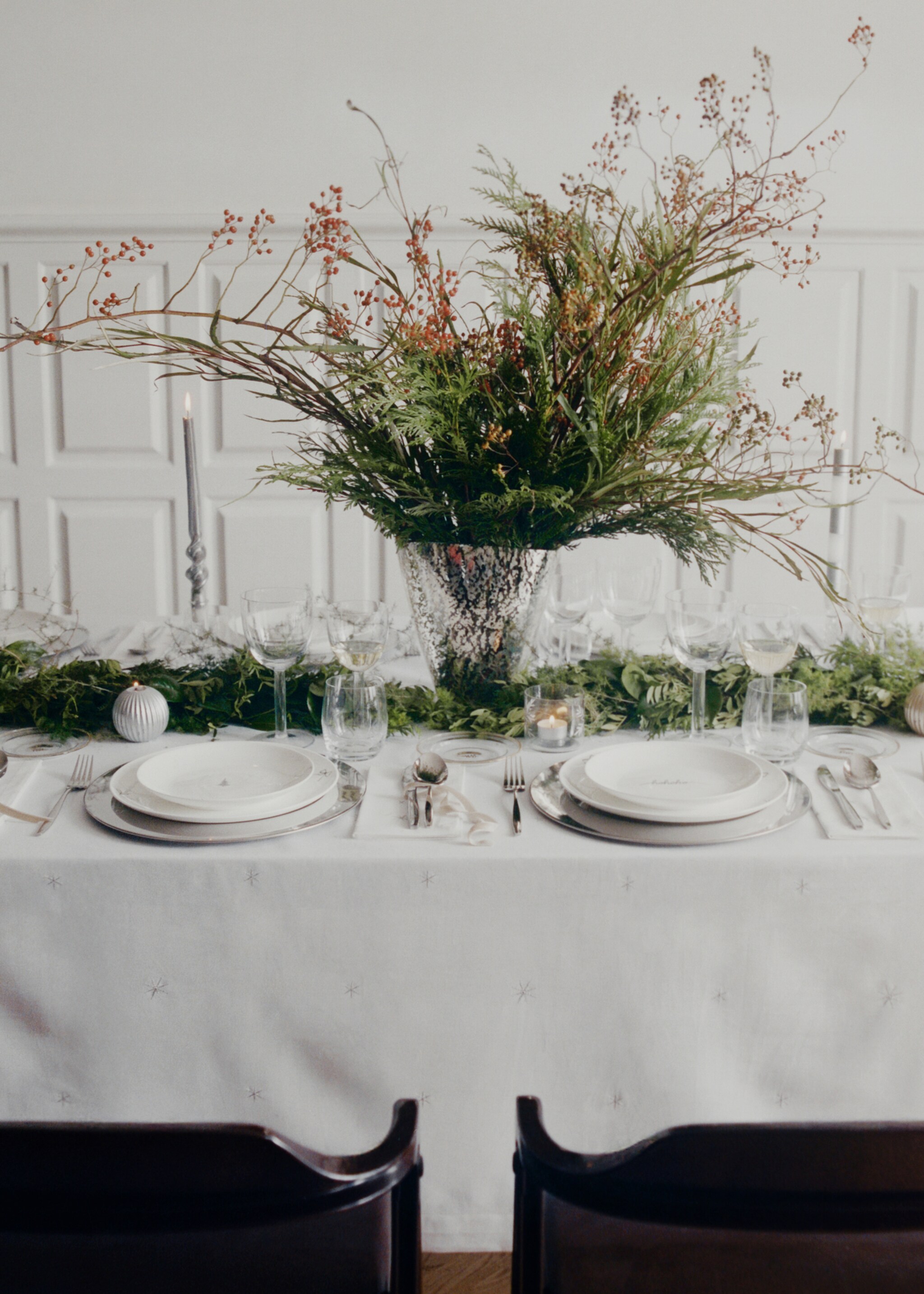 100% cotton tablecloth with embroidered star details for 6 to 8 diners - Details of the article 6, White. Ref: 17017810-00.