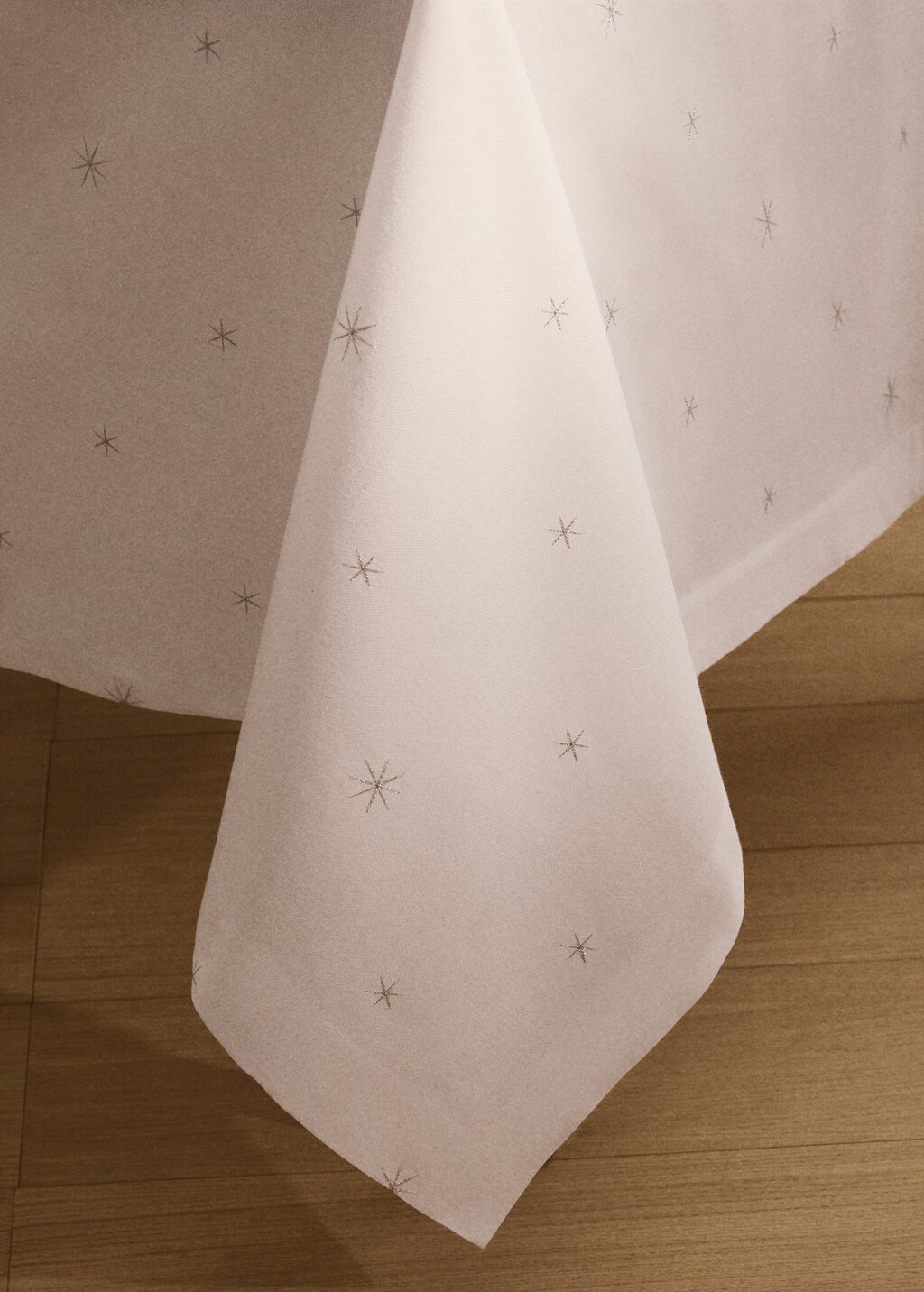 100% cotton tablecloth with embroidered star details for 6 to 8 diners
