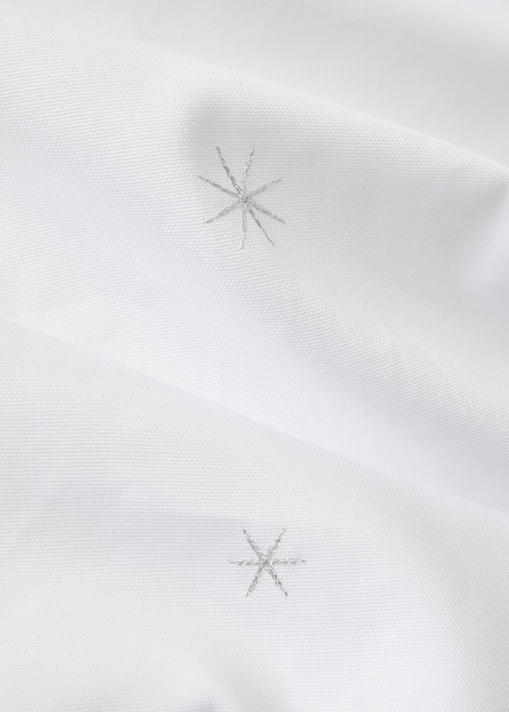 100% cotton tablecloth with embroidered star details for 8 to 10 diners