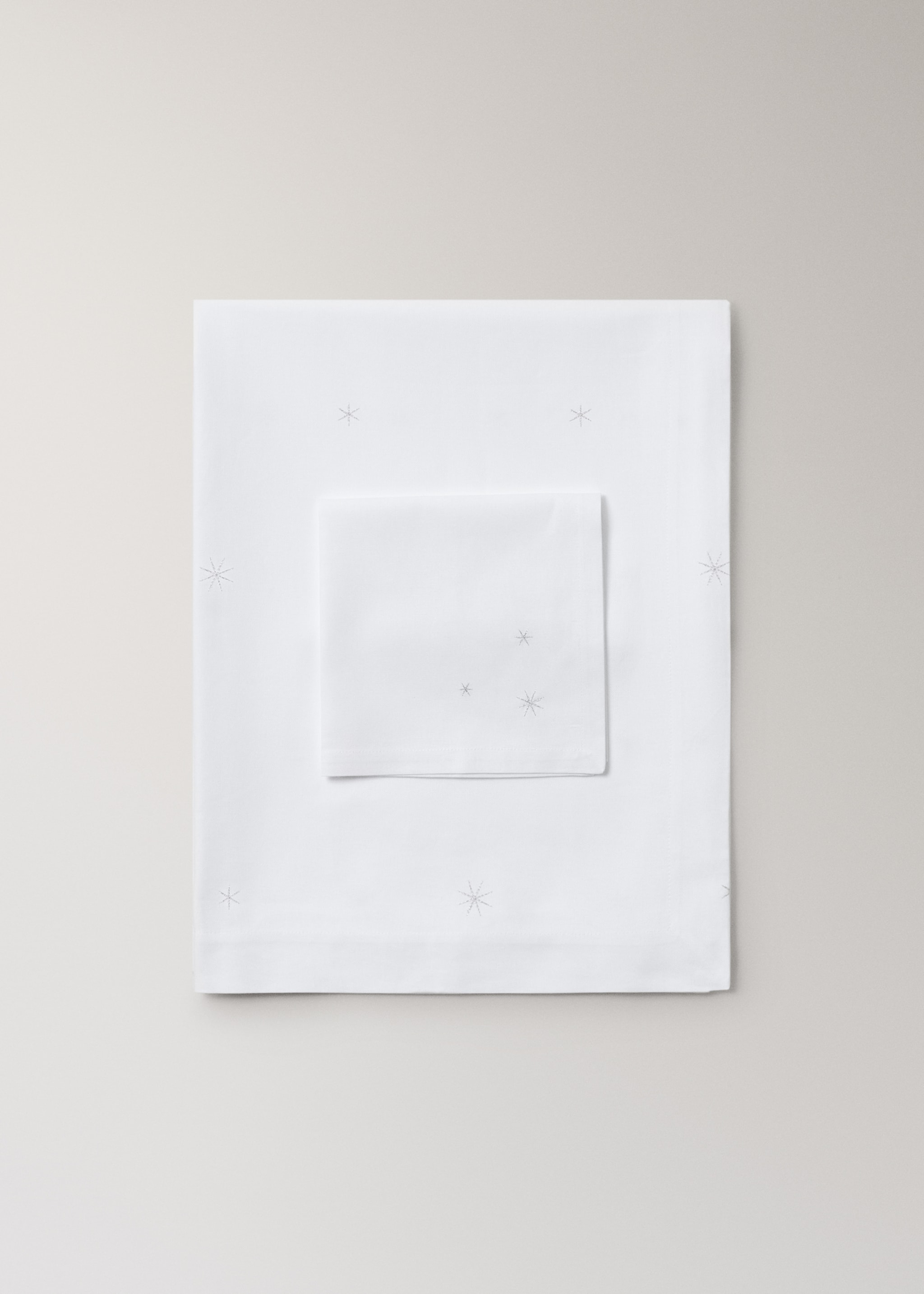 Ubrus 100% bavlna s detailem hvězd a výšivkou pro 8 až 10 hostů - Detail zboží 3, Bílá. Ref: 17017811-00.