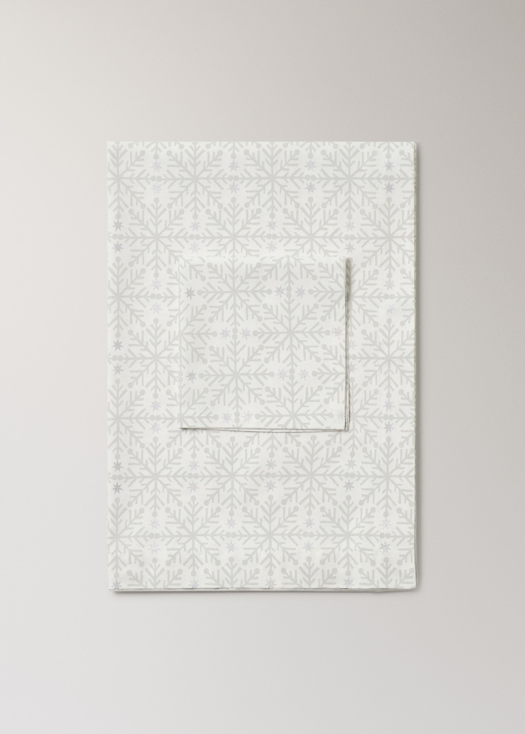 Tablecloth with Christmas snowflake printed motif for 6 to 8 diners