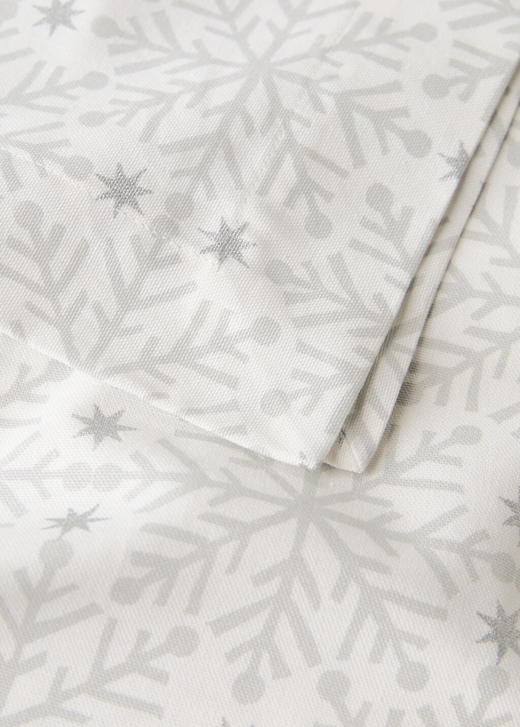 Tablecloth with Christmas snowflake printed motif for 6 to 8 diners