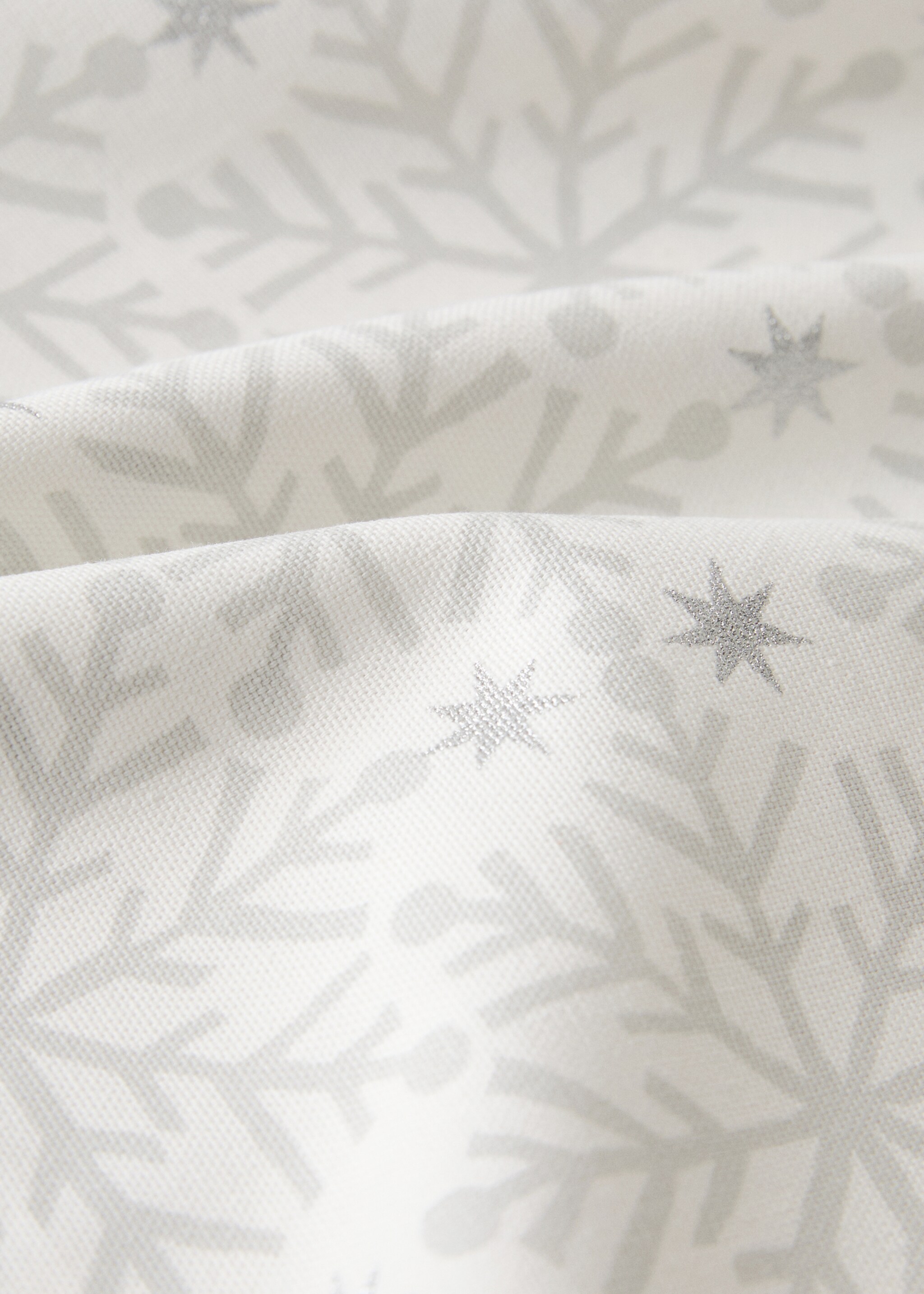 100% cotton tablecloth with Christmas snowflake printed motif for 6 to 8 diners - Details of the article 2, Silver. Ref: 17017814-00.