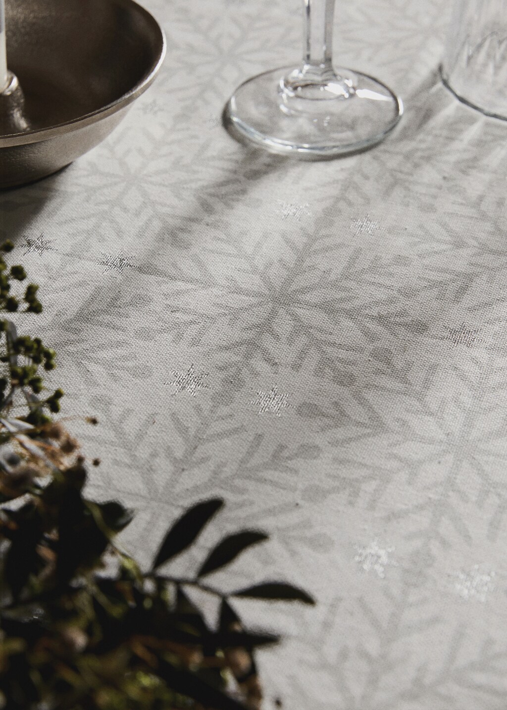 Tablecloth with Christmas snowflake printed motif for 6 to 8 diners