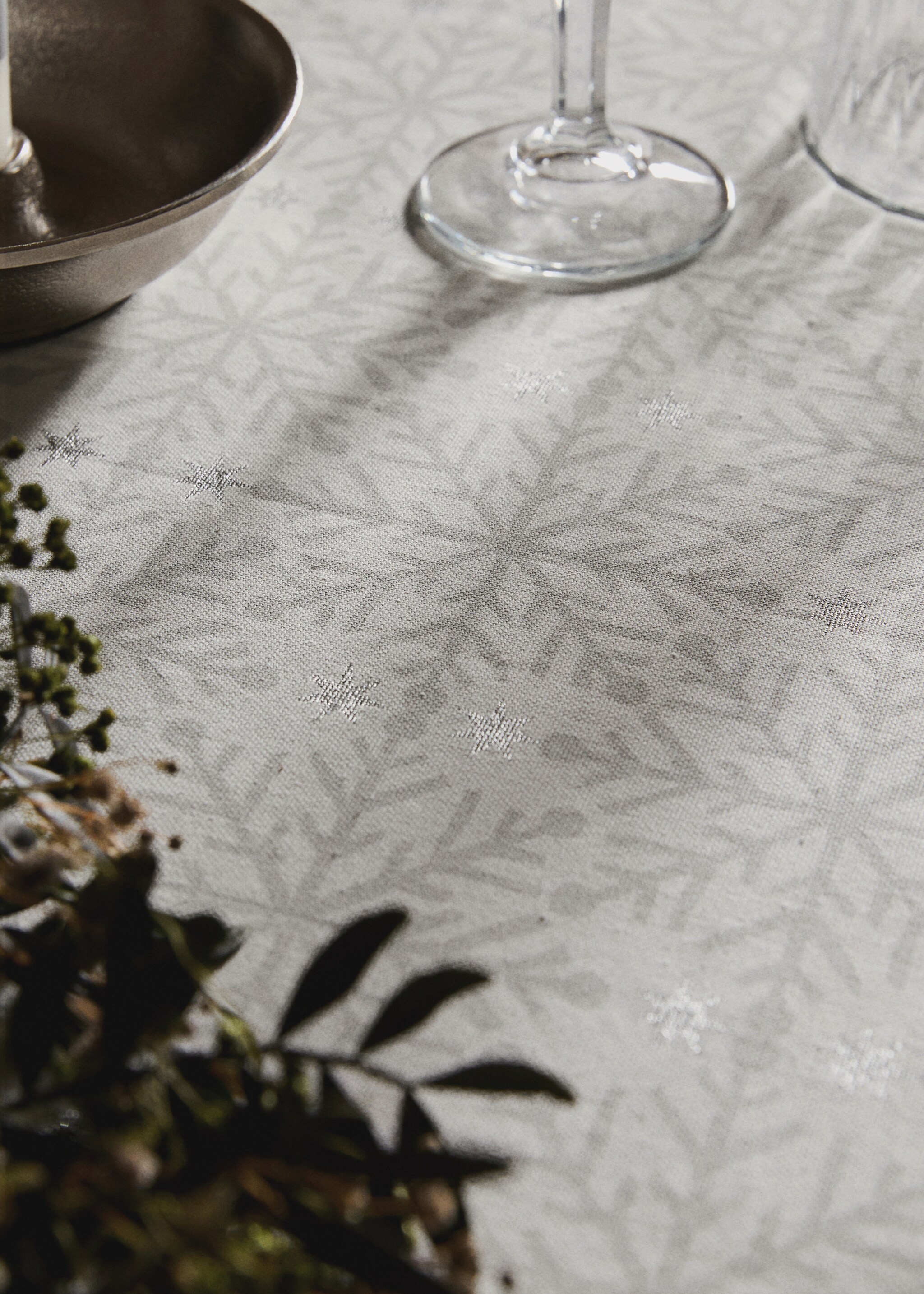 100% cotton tablecloth with Christmas snowflake printed motif for 6 to 8 diners - Details of the article 7, Silver. Ref: 17017814-00.