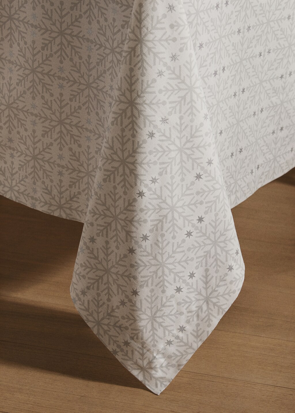 Tablecloth with Christmas snowflake printed motif for 2 to 4 diners