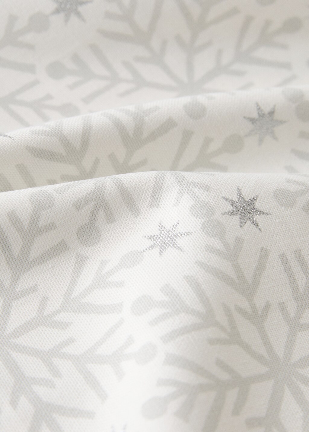 Tablecloth with Christmas snowflake printed motif for 8 to 10 diners