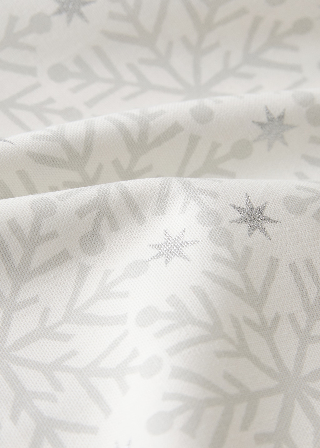Tablecloth with Christmas snowflake printed motif for 8 to 10 diners