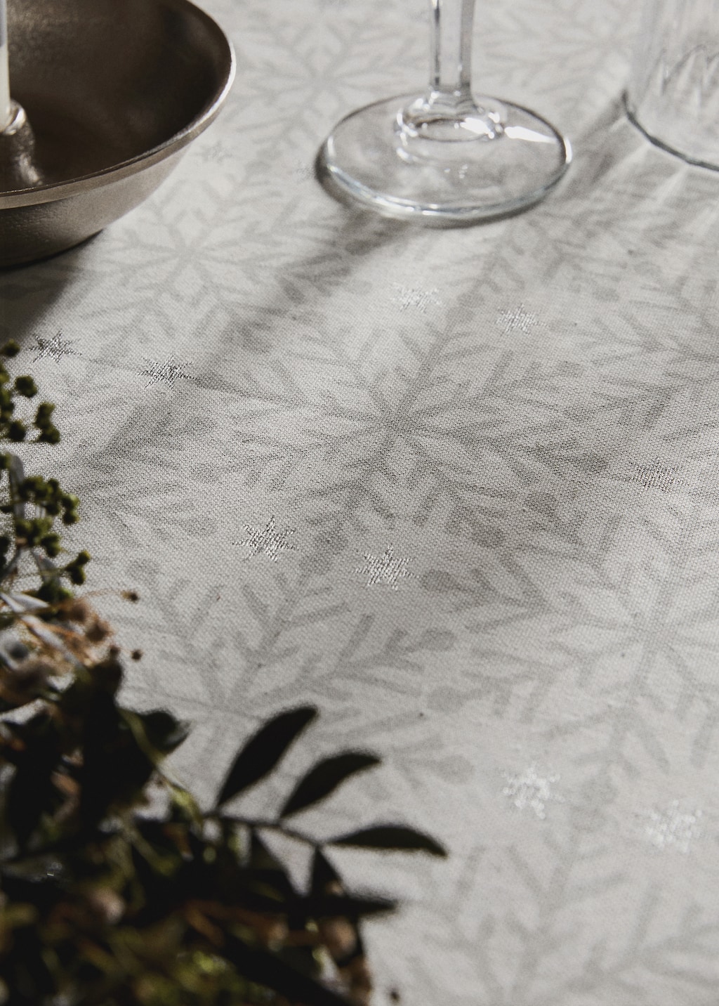 Tablecloth with Christmas snowflake printed motif for 8 to 10 diners
