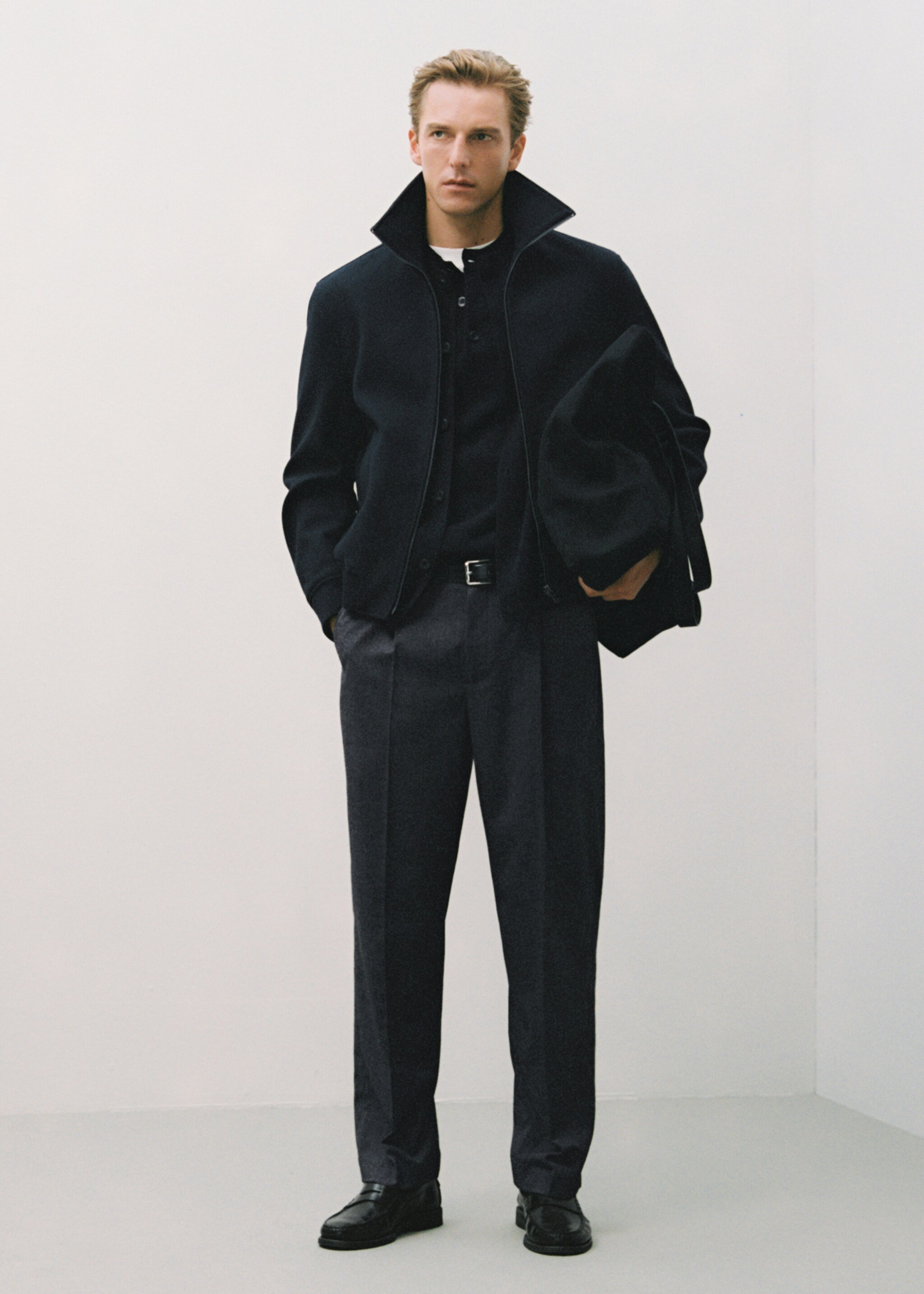 Regular-fit pleated trousers - Details of the article 5, Navy. Ref: 17017888-00.
