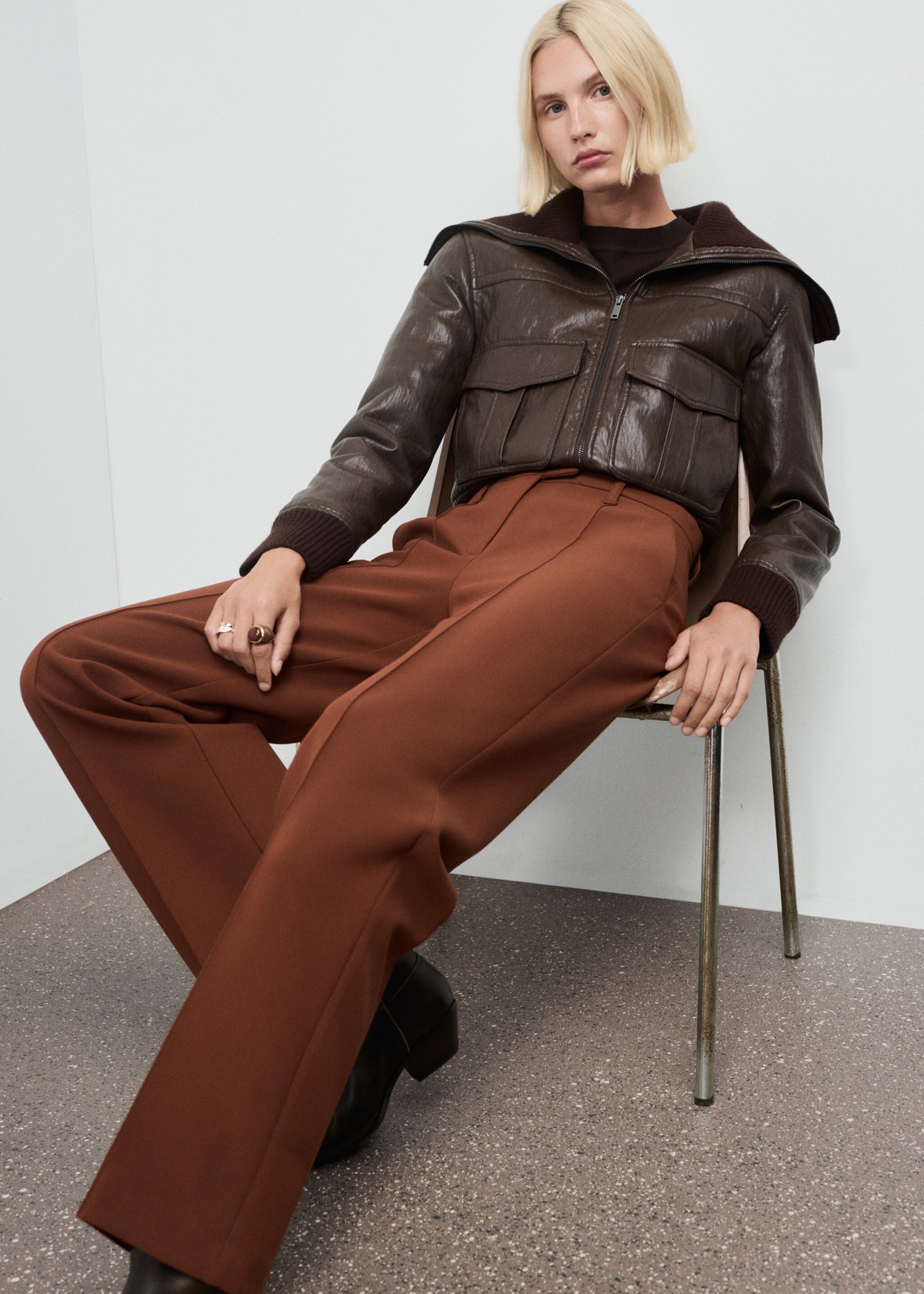 Seam-detail straight-fit trousers - Details of the article 2, Russet. Ref: 17017913-00.