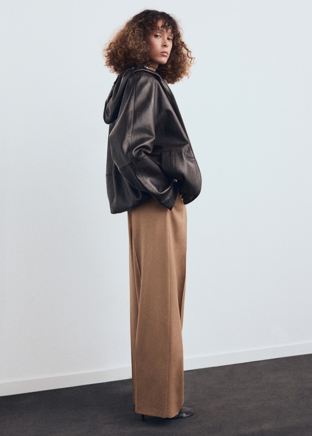 Straight-leg pleated trousers with front fly